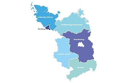 Mitarbeitende der LBS NordOst stehen gemeinsam vor dem Unternehmensgebäude